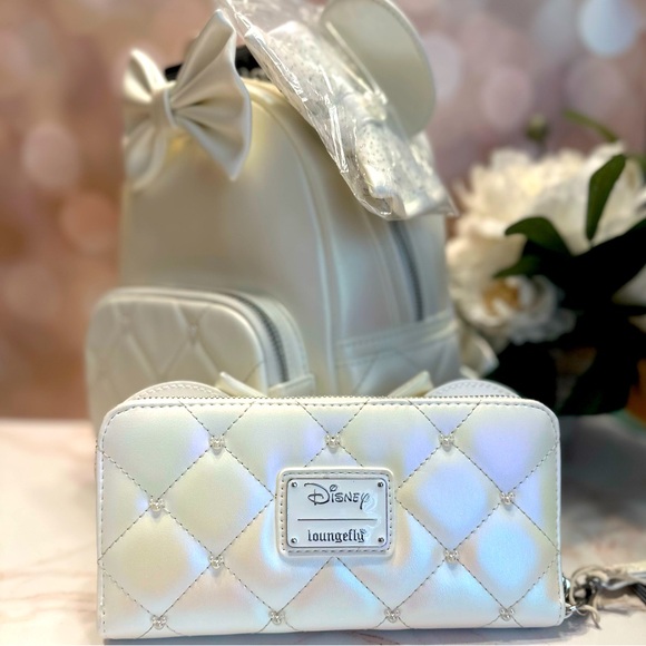 NWT! Wedding Loungefly Minnie Mouse Iridescent Pearl Backpack and Wallet Combo - Picture 4 of 14